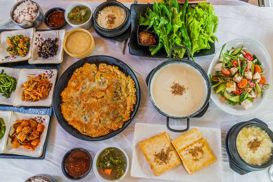 두부요리 전문 '서면손두부집'의 두부 정식 상차림. 여기에 두부전골까지 올라온다. 백종현 기자