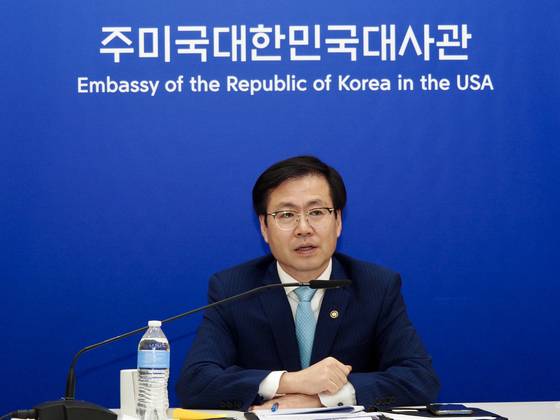 여한구 산업통상자원부 통상교섭본부장이 지난달 27일(현지시간) 워싱턴 DC 주미대사관에서 기자 간담회를 하고 있다. 워싱턴 특파원 공동 취재단