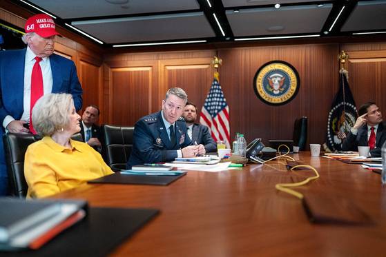 도널드 트럼프 미국 대통령(뒷줄 왼쪽 첫번째)이 지난달 21일 워싱턴 DC 백악관 상황실에서 수지 와일스 백악관 비서실장(앞줄 왼쪽부터), 댄 케인 합참의장, JD 밴스 부통령, 마코 루비오 국무장관 등과 함께 있는 모습. 미국이 이란 핵시설 3곳을 폭격한 직후다. AFP=연합뉴스