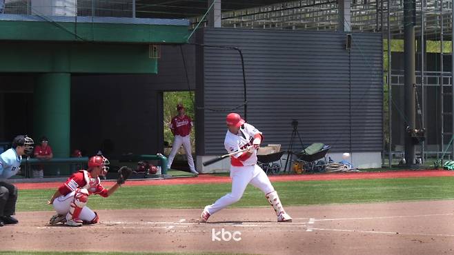 ▲ 지난 달 27일 SSG 2군 경기에서 타격하는 KIA 타이거즈 변우혁