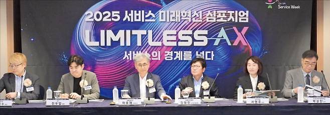 한국표준협회는 2일 서울 소공동 롯데호텔에서 ‘서비스 미래혁신 심포지엄’을 열었다. 강민수 LG전자 MS사업본부 담당(왼쪽부터), 전우암 KT 디지털채널기획팀 팀장, 이유재 서울대 경영대 석좌교수, 김대진 서울성모병원 스마트병원장, 서영주 대한항공 고객서비스실 실장, 박상찬 한국뉴욕주립대 교수. /한국표준협회 제공