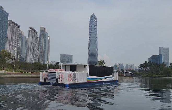 송도 센트럴파크를 운항하는 센트럴커낼호. 사진=카네비모빌리티 제공