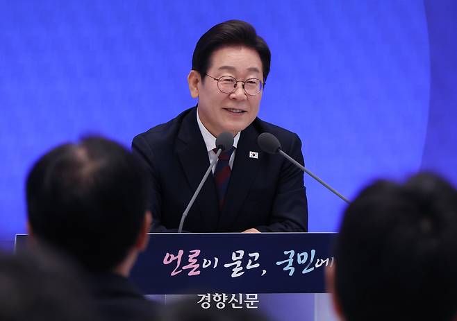 이재명 대통령이 3일 서울 종로구 청와대 영빈관에서 열린 취임 첫 공식 기자회견 ‘대통령의 30일, 언론이 묻고 국민에게 답하다’에 참석해 기자들의 질문에 답하고 있다. 2025.07.03. 대통령실사진기자단 김창길 기자