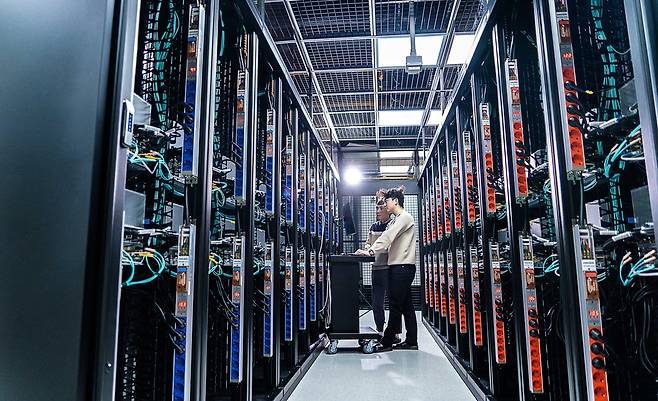 에이닷 엑스(A.X) 4.0의 대규모 학습을 진행한 SK텔레콤 자체 구축 슈퍼컴퓨터 ‘타이탄’. SK텔레콤 제공