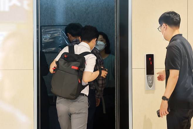 Special counsel team raids Sambu Construction's office in Jongno-gu, central Seoul on Thursday. (Yonhap)