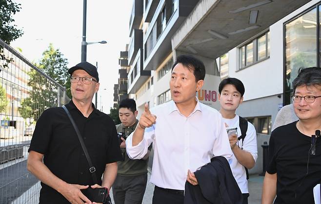 오세훈 서울시장이 2일(현지시간) 빈의 노르트반호프 지구에 위치한 청년 주거단지 '융에스 보넨'을 둘러보고 있다. 서울시 제공