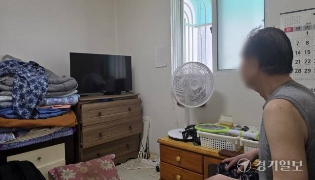 2일 오전 인천 계양구 마장로 522번길 한 쪽방촌에 사는 김정곤씨(82)는 방안에 에어컨이 없어 하루 종일 선풍기 앞에만 앉아 무더위를 견디고 있다. 장민재기자