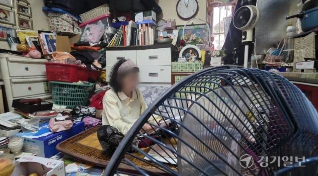 2일 오전 인천 계양구 안남로 551번길 쪽방에서 7년째 살고있는 박영숙씨(67)는 체감온도 31도가 넘는 상황에서 선풍기 마저 모두 고장나 작은 창문만을 열고 무더위를 보내고 있다. 장민재기자