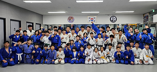 안철웅 관장은 MK스포츠 인터뷰에서 승리와 패배라는 결과를 강조하기보다는 인성과 예절 그리고 경험을 중요시하는 초등부 지도 철학을 밝혔다. 지금까지 좋은 성과 못지않게 ‘안철웅 유도관’의 앞으로가 더욱 기대되는 이유다.