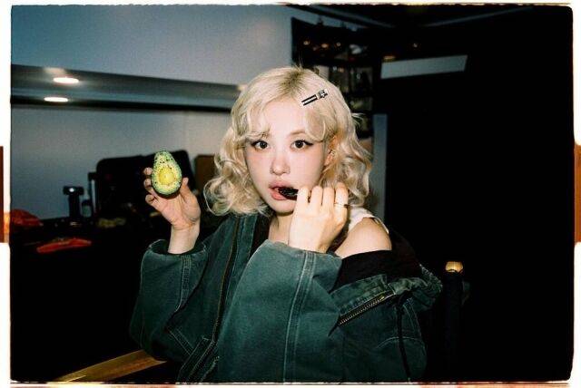 블랙핑크 로제가 뮤직비디오 현장에서 아보카도를 먹고 있다. / 로제 인스타그램