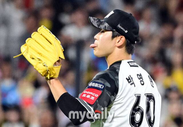 2025년 6월 11일 오후 경기도 수원시 KT위즈파크에서 '2025 신한 SOL뱅크 KBO 리그' 롯데 자이언츠와 KT위즈의 경기가 열렸다. KT 박영현이 8회말 1사 만루서 구원등판해 롯데 장두성을 상대로 11구까지가는 접전 끝에 삼진을 잡은 뒤 당황하고 있다./마이데일리