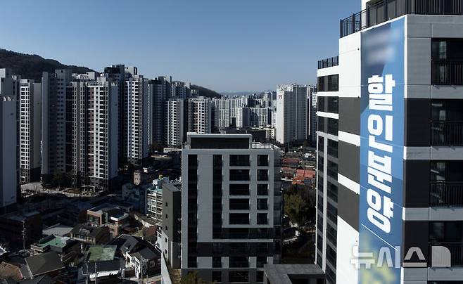 대구의 한 아파트에 할인분양 관련 현수막이 붙어있다. 뉴시스 자료사진.