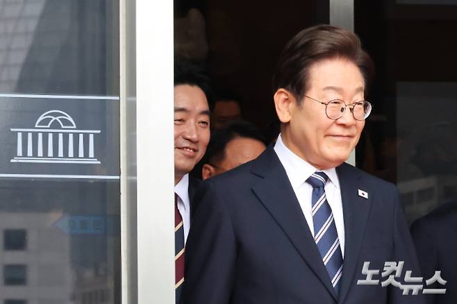 이재명 대통령이 지난달 26일 오전 서울 여의도 국회에서 2025년도 제2회 추가경정예산안에 대한 정부의 시정연설을 마치고 국회를 나서고 있다. 윤창원 기자