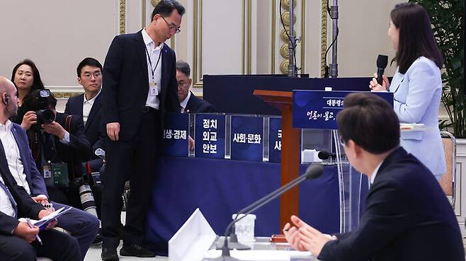 3일 청와대 영빈관에서 열린 '대통령의 30일, 언론이 묻고 국민에게 답하다' 기자회견에서 출입기자 대표가 추첨함에서 이재명 대통령에게 질문할 기자를 뽑기 위해 추첨함에서 명함을 집고 있다.