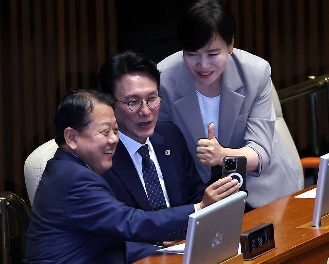 김민석 국무총리 후보자가 3일 서울 여의도 국회 본회의장에서 임명동의안 투표를 하기 앞서 더불어민주당 김병주 의원의 유튜브 라이브방송에 깜짝 출연하고 있다. 오른쪽은 전현희 의원.
