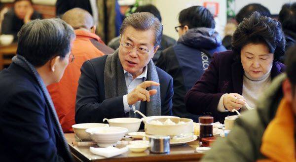 문재인 전 대통령과 부인 김정숙 여사가 2017년 중국 베이징 조어대 인근의 한 현지식당에서 꽈배기 빵인 유탸오와 더우장(중국식 두유)으로 아침식사를 하고 있다. 연합뉴스