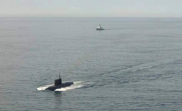 영국해협에 진입하려는 러시아 잠수함(왼쪽 아래)을 감시하는 영국 해군 소속 함정(위). 영국 왕립 해군 웹사이트 제공