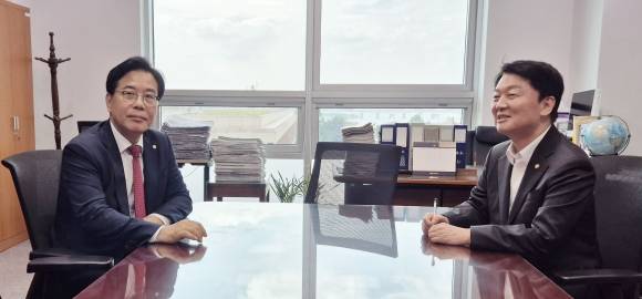 송언석(왼쪽) 국민의힘 비상대책위원장 겸 원내대표와 당 혁신위원장으로 내정된 안철수 의원이 3일 국회 의원회관에서 회동하고 있다. 연합뉴스