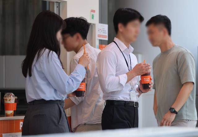 이달 9일 서울 여의도 직장인들이 음료를 사 마시고 있다. 연합뉴스