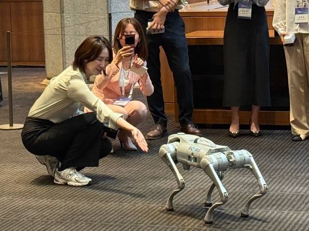 서울 중구 신라호텔에서 27일 열린 '서울포럼 2025'에서 한 관객이 유니트리 GO2 로봇과 교감하고 있다.천민아 기자