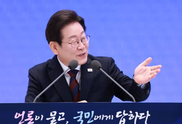 이재명 대통령이 3일 청와대 영빈관에서 열린 '대통령의 30일, 언론이 묻고 국민에게 답하다' 기자회견에서 취재진의 질문을 받고 있다. 연합뉴스