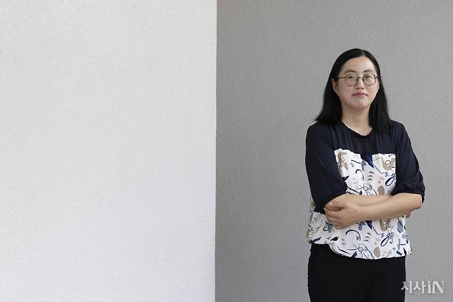 정해연 작가의 작품 <홍학의 자리>는 ‘반전’ 미스터리·스릴러 소설로 17만 부 이상 판매되었다. ⓒ시사IN 이명익