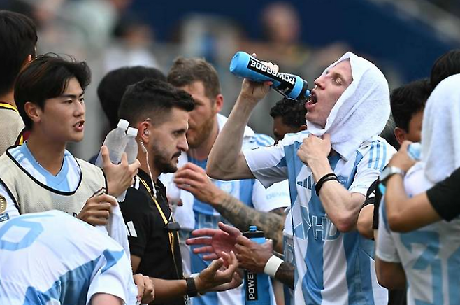수분 섭취 중인 울산 HD 선수단. AFP연합뉴스