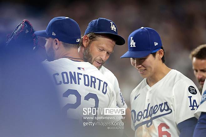 ▲ 클레이튼 커쇼의 3000탈삼진 달성을 축하하는 다저스 선수들. 김혜성도 이 경기에 선발 출전했다.