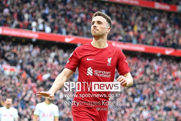 ▲ 스페인 매체 '마르카'는 3일(한국시간) "리버풀 소속이자, 포르투갈 국가대표인 디오고 조타가 교통사고로 사망했다. 동승자인 그의 동생 안드레 조타도 함꼐 사망했다. 조타의 차량은 스페인 사모라 주의 도로를 달리다 이탈했으며, 이후 차량에서 화재가 발생했다"라고 전했다. 이어 영국 공영방송 'BBC'에 따르면 조타가 탄 람보르기니 타이어가 터졌고, 이는 차량 이탈로 이어진 것으로 알려졌다.