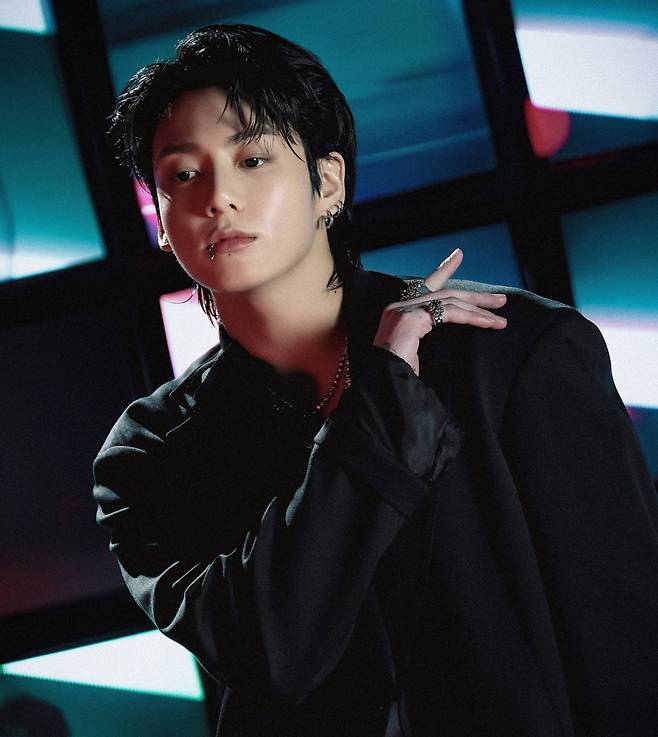 방탄소년단 정국, 스포티파이 글로벌 차트 음원 102주·앨범 86주 연속 진입..亞솔로 최초 新기록