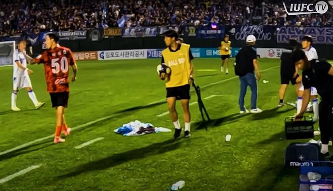 김포FC 박동진(왼쪽 두 번째)가 지난달 29일 김포솔터축구장에서 열린 인천 유나이티드전 직후 손가락 욕설을 하는 장면. /사진=인천 유나이티드 공식 유튜브 채널 영상 캡처
