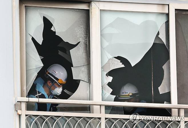 어린 자매 숨진 부산 아파트 화재 현장 합동 감식 (부산=연합뉴스) 강선배 기자 = 어린이 2명이 숨진 부산 기장군의 한 아파트 6층 화재 현장에서 3일 오전 경찰, 소방, 국립과학수사연구원 등이 합동 감식을 벌이고 있다. 2025.7.3 sbkang@yna.co.kr