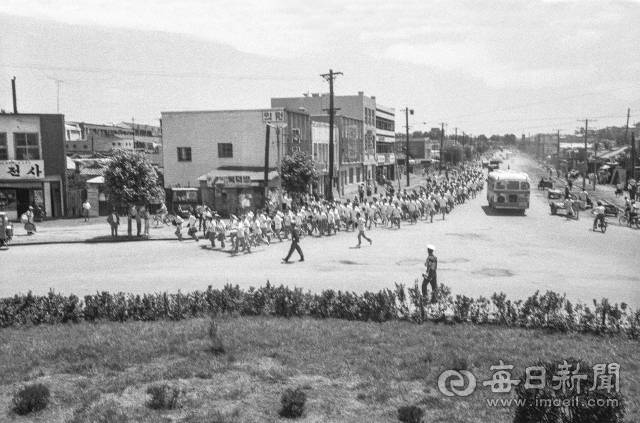 1969년 7월 9일 오전 경북고 학생들이 대열을 지어 건들바위 네거리를 지나 2·28기념탑이 있는 명덕로타리로 달려오고 있다. 사진=매일아카이빙센터