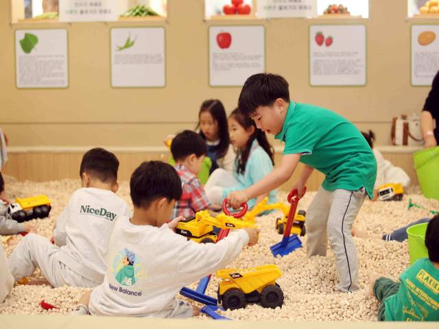 선샤인 밀양 테마파크 농촌테마공원 내 에코팜빌리지에서 아이들이 놀이활동을 하고 있다./밀양시/