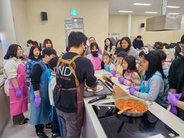 선샤인 밀양 테마파크 농촌테마공원에서 쿠킹스튜디오 프로그램을 진행하고 있다./밀양시/