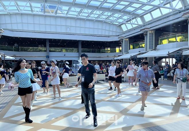 솔레 중앙 수영장 마당에서 라인 댄스를 추고 있는 승객들 (사진=이민하 기자)