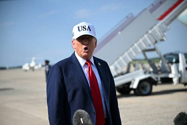 3일(현지시간) 아이오와로 떠나기 전 앤드루스 공군기지에서 만난 기자들을 만난 도널드 트럼프 미국 대통령.(사진=AFP)