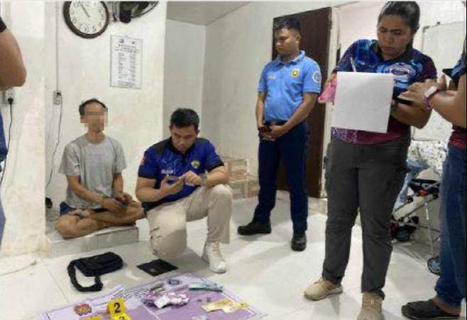 필리핀 경찰이 체포한 정모씨. (사진=필리핀 아동 성착취 방지 국가조정센터)