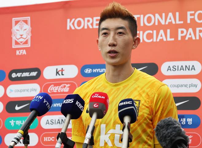 2025년 동아시아축구연맹(EAFF) E-1 챔피언십(동아시안컵)을 앞둔 축구 국가대표팀 조현우가 4일 경기도 성남시 중원구 성남종합운동장에서 훈련에 앞서 취재진 질문에 답하고 있다. 사진=연합뉴스