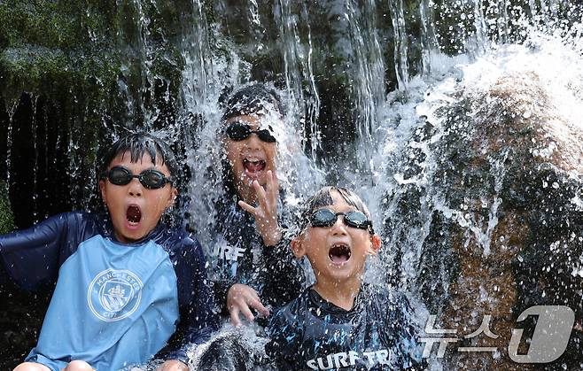 연일 한낮 최고기온이 30도를 넘기며 무더운 날씨가 이어지는 3일 충남 공주 동학사 계곡에서 아이들이 물놀이를 하며 더위를 식히고 있다. 2025.7.3/뉴스1 ⓒ News1 김기태 기자