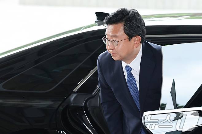정진우 신임 서울중앙지검장이 4일 오전 서울 서초구 서울중앙지검으로 출근하고 있다. 2025.7.4/뉴스1 ⓒ News1 신웅수 기자