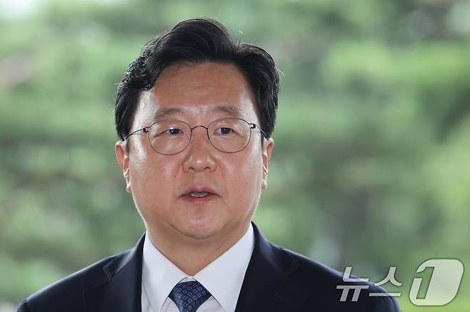 정진우 신임 서울중앙지검장이 4일 오전 서울 서초구 서울중앙지검으로 출근하며 취재진의 질의에 답변하고 있다. 2025.7.4/뉴스1 ⓒ News1 신웅수 기자