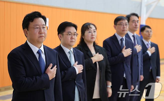 정진우 신임 서울중앙지검장(왼쪽)이 4일 오전 서울 서초구 서울중앙지검에서 열린 자신의 취임식에서 국민의례를 하고 있다. 2025.7.4/뉴스1 ⓒ News1 신웅수 기자