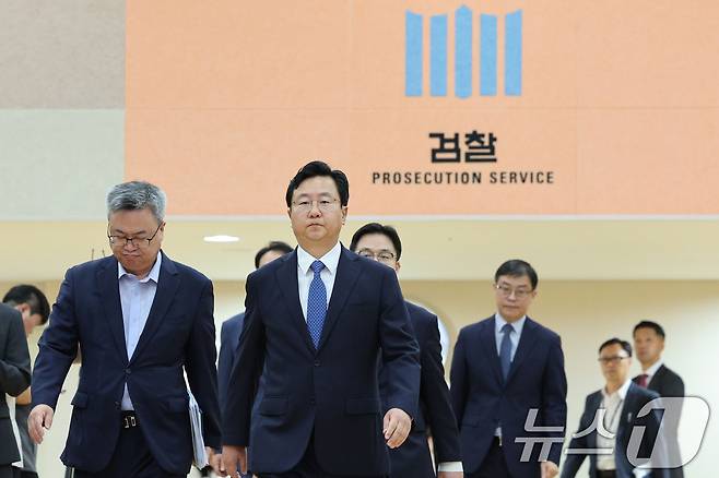 정진우 신임 서울중앙지검장(왼쪽)이 4일 오전 서울 서초구 서울중앙지검에서 열린 자신의 취임식에 참석하고 있다. 2025.7.4/뉴스1 ⓒ News1 신웅수 기자