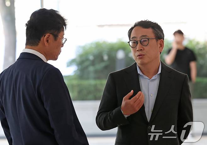 유영상 SKT 사장이 5일 서울 종로구 SK 서린빌딩 로비에서 관계자와 대화를 나누고 있다. 2025.6.5/뉴스1 ⓒ News1 장수영 기자