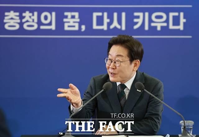 이재명 대통령은 4일 채무 탕감 정책과 관련해 "정리해주는 것이 형평성에 맞다"고 강조했다. 이 대통령이 4일 오후 대전컨벤션센터에서 열린 '국민소통 행보, 충청의 마음을 듣다' 타운홀미팅에서 발언하고 있다. /뉴시스