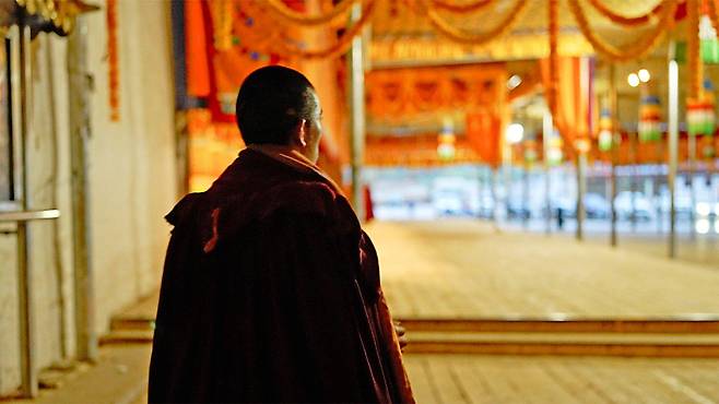 아침 기도를 하러 가는 티베트 승려