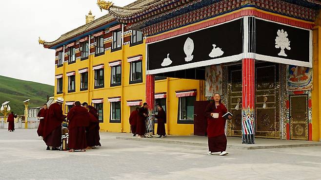 중국 내 티베트인들은 정보 접근이 크게 제한된다. 특히 달라이 라마와 관련된 정보에 접근하기 어렵다