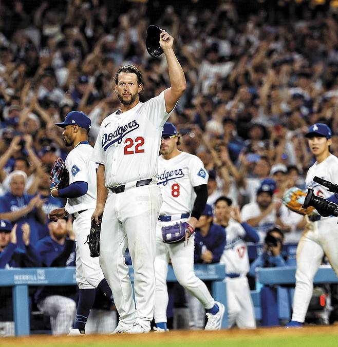 마지막 '낭만 투수'일까 - 미국 메이저리그(MLB) LA 다저스 투수 클레이튼 커쇼가 2일 시카고 화이트삭스전에서 6회 수비 때 개인 통산 3000번째 탈삼진을 잡은 뒤 모자를 벗어 팬들에게 인사하고 있다. /AP 연합뉴스