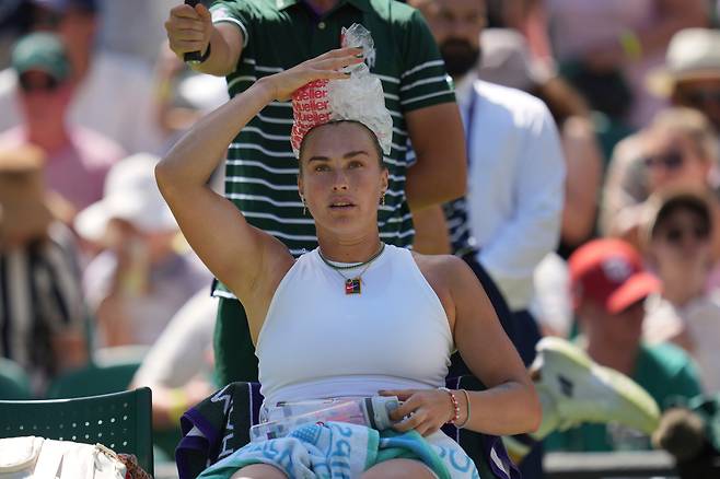 지난 6월 30일 영국 런던 윔블던 테니스대회 여자 단식1회전에서 벨로루시의 아리아나 사발렌카가 경기 도중 아이스 팩을 이용해 체온을 식히고 있다./AP 연합뉴스